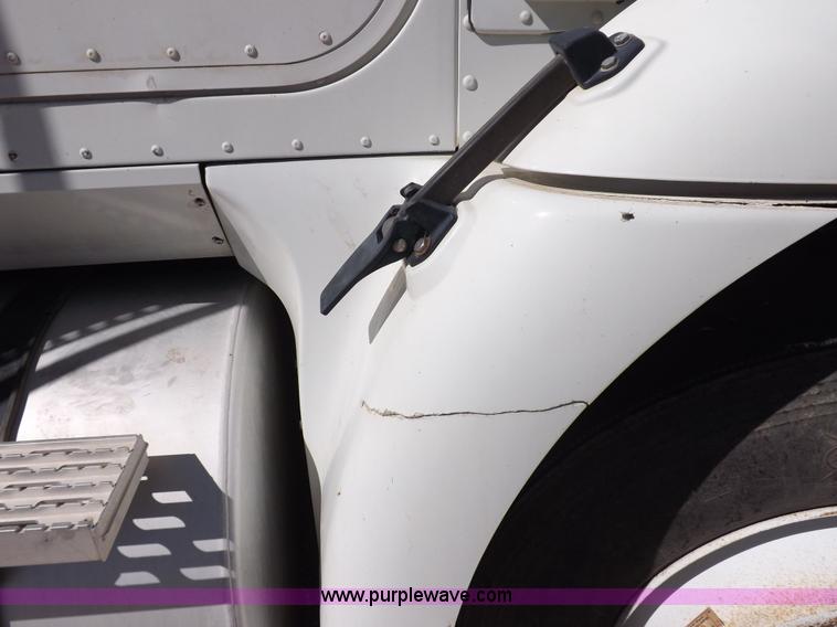 image for item I8406 2003 International 9200i semi truck