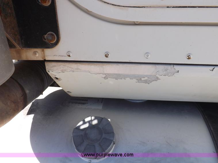 image for item I8406 2003 International 9200i semi truck