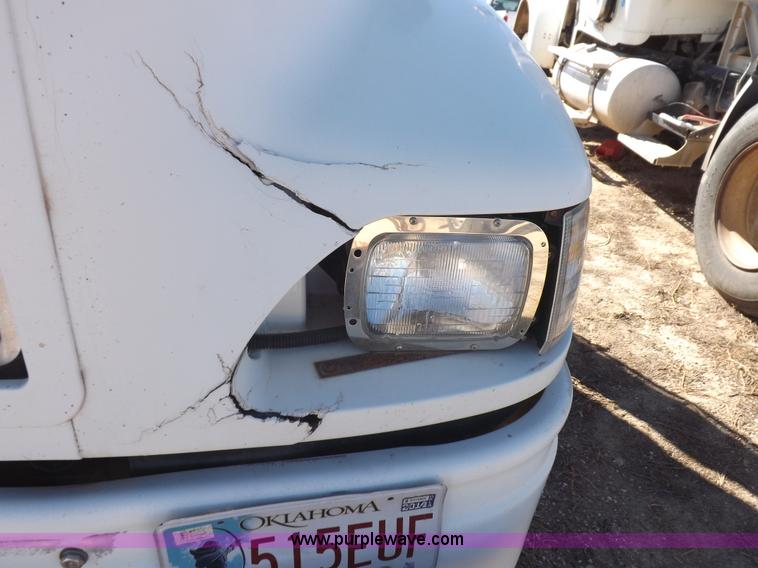 image for item I8406 2003 International 9200i semi truck