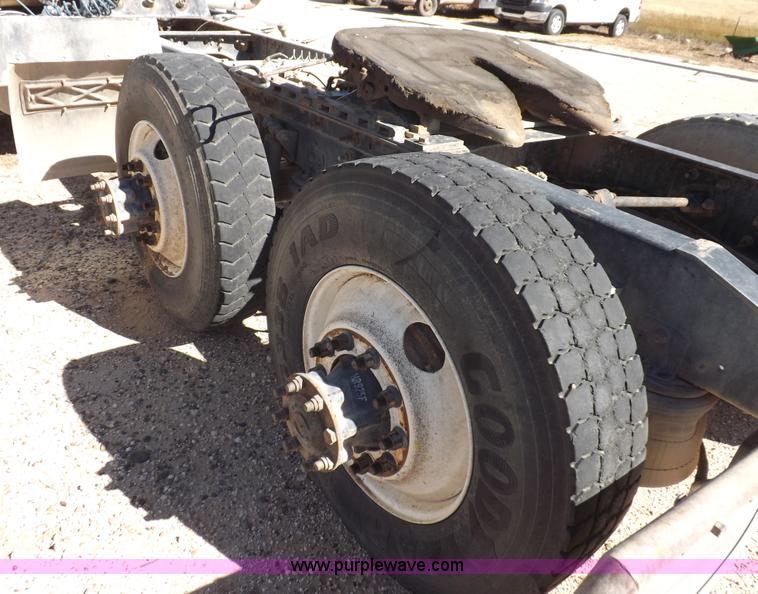 image for item I8406 2003 International 9200i semi truck