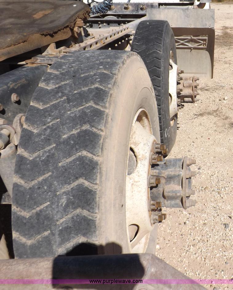 image for item I8406 2003 International 9200i semi truck