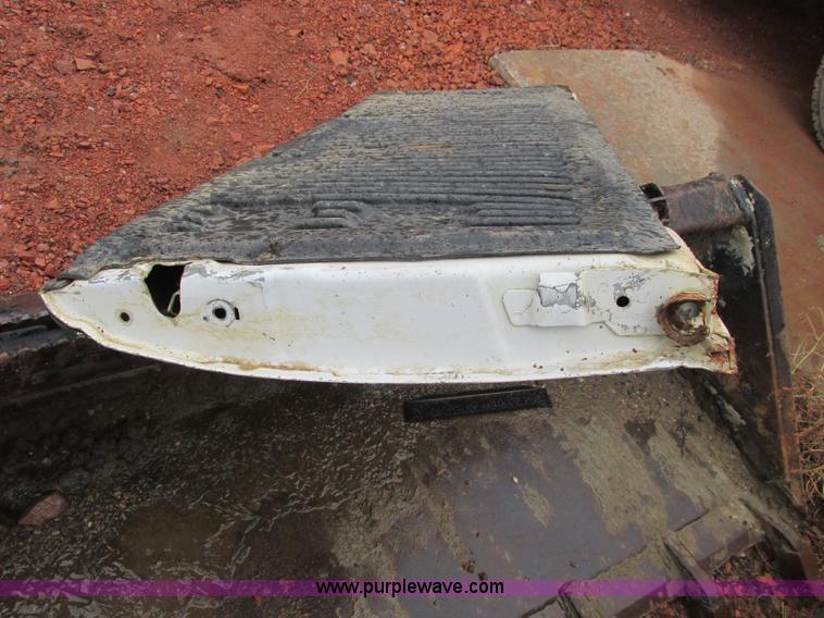 image for item AH9990 2004 Ford F250 Super Duty XL Crew Cab pickup truck