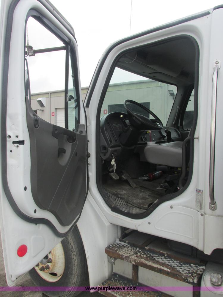 image for item AN9148 2007 Freightliner Business Class M2 rollback truck