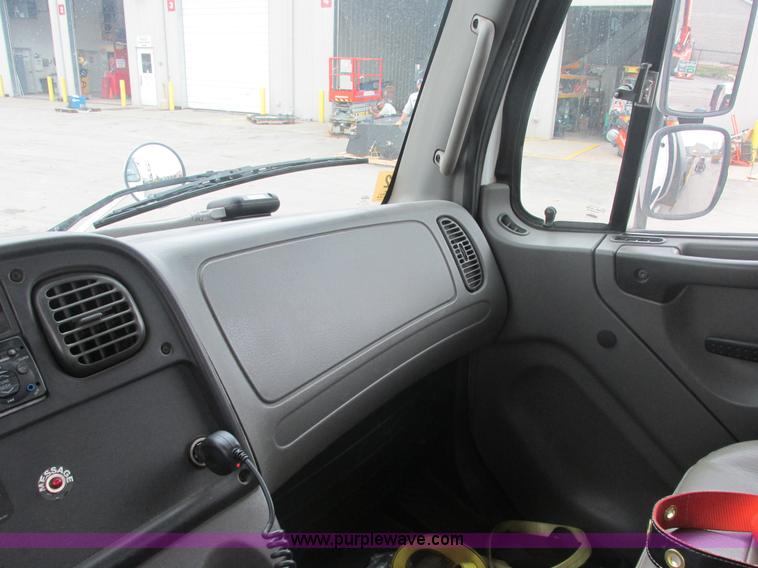 image for item AN9148 2007 Freightliner Business Class M2 rollback truck