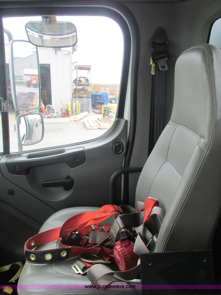 image for item AN9148 2007 Freightliner Business Class M2 rollback truck