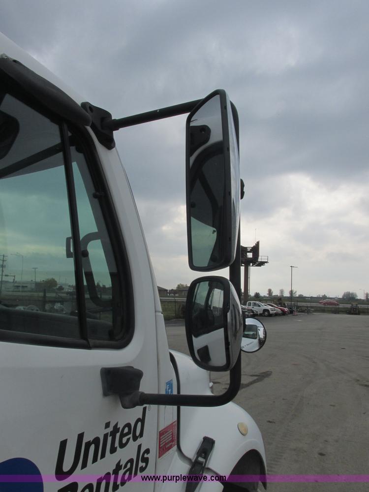 image for item AN9148 2007 Freightliner Business Class M2 rollback truck