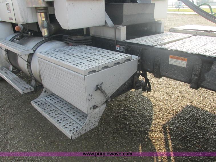 image for item AN9150 2007 Freightliner Columbia semi truck