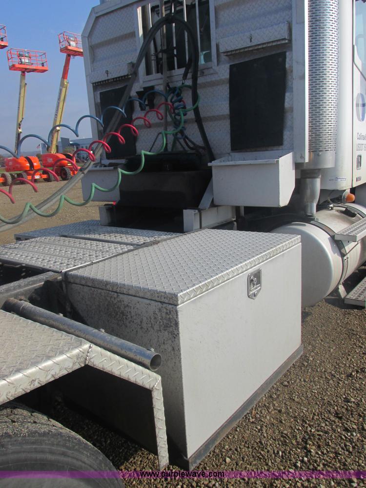 image for item AN9150 2007 Freightliner Columbia semi truck