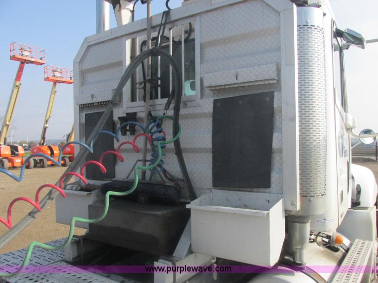 image for item AN9150 2007 Freightliner Columbia semi truck