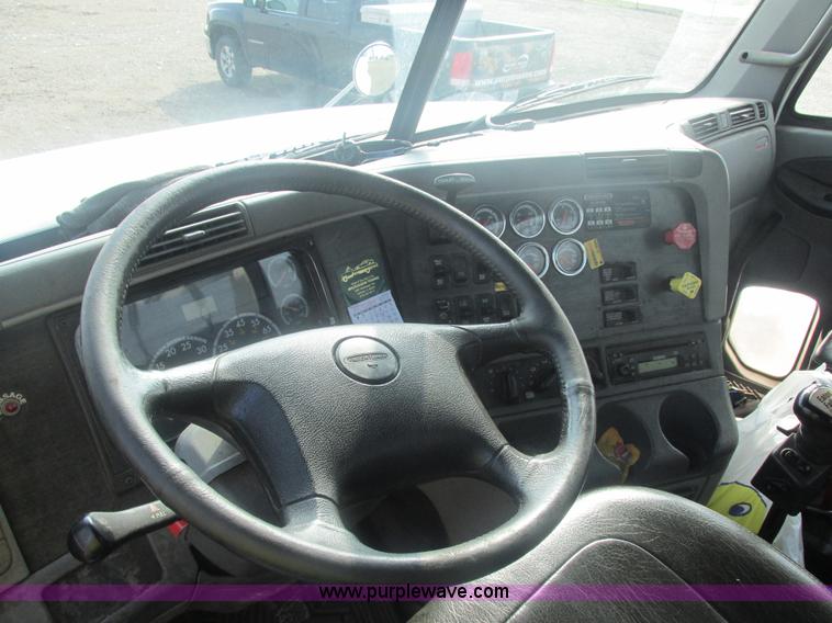 image for item AN9150 2007 Freightliner Columbia semi truck