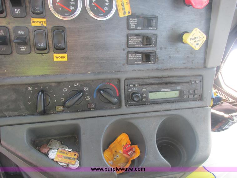 image for item AN9150 2007 Freightliner Columbia semi truck