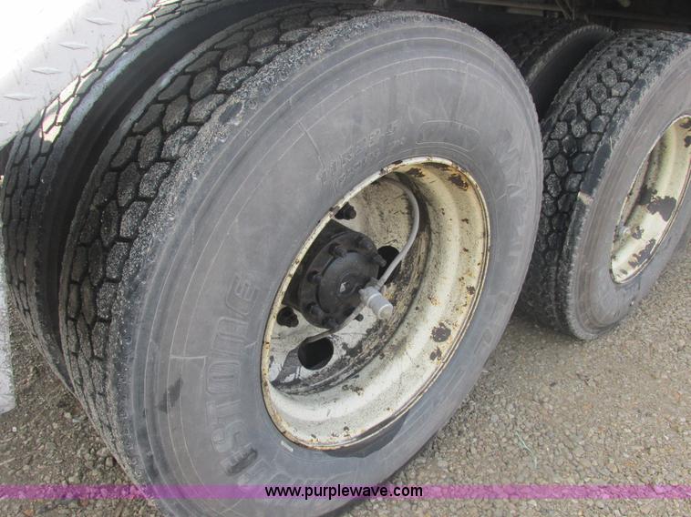 image for item AN9150 2007 Freightliner Columbia semi truck