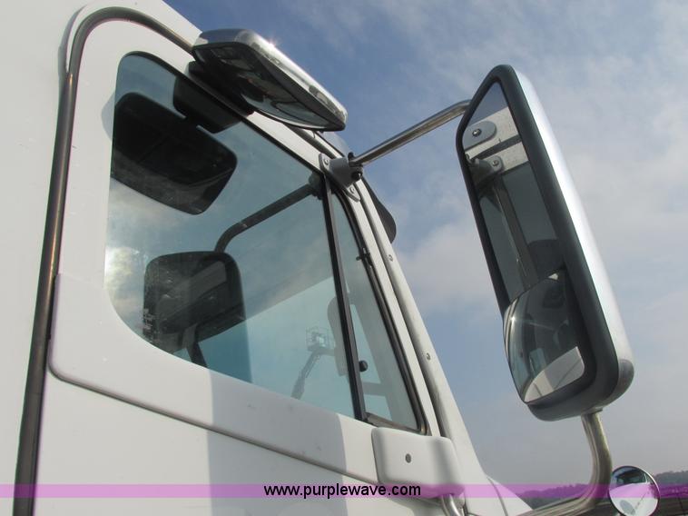 image for item AN9150 2007 Freightliner Columbia semi truck