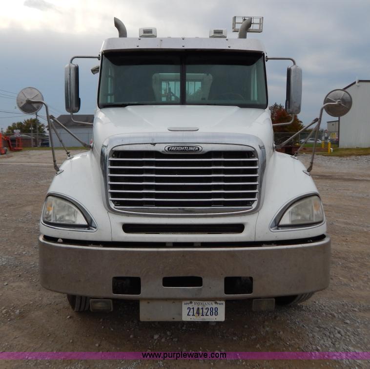 image for item B5980 2007 Freightliner Columbia semi truck