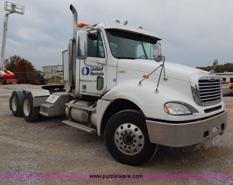 image for item B5980 2007 Freightliner Columbia semi truck