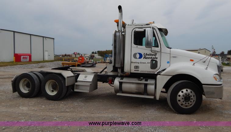 image for item B5980 2007 Freightliner Columbia semi truck