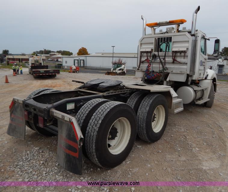 image for item B5980 2007 Freightliner Columbia semi truck