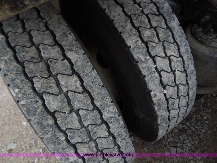 image for item B5980 2007 Freightliner Columbia semi truck