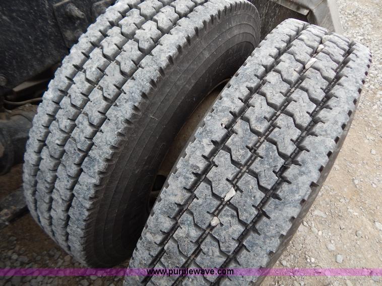 image for item B5980 2007 Freightliner Columbia semi truck