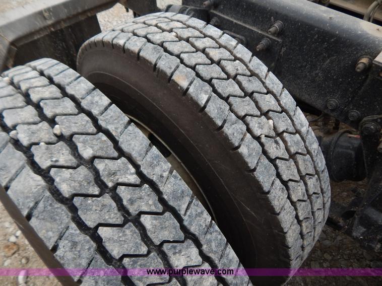 image for item B5980 2007 Freightliner Columbia semi truck