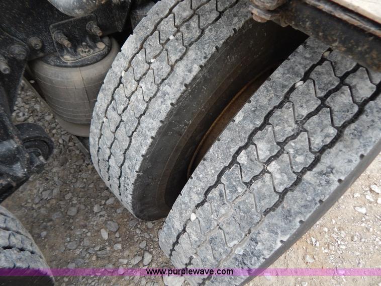 image for item B5980 2007 Freightliner Columbia semi truck