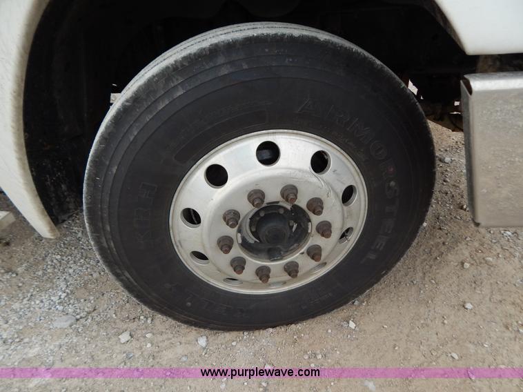 image for item B5980 2007 Freightliner Columbia semi truck