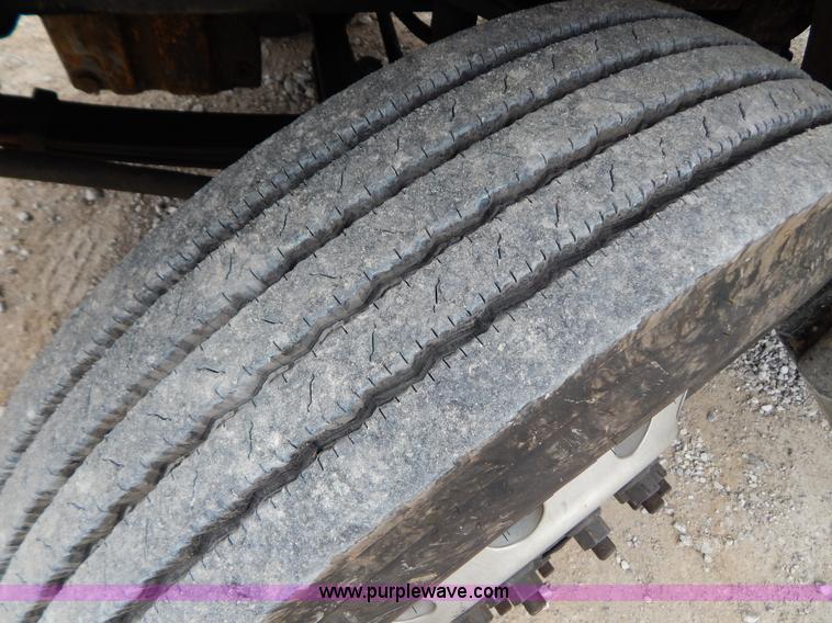 image for item B5980 2007 Freightliner Columbia semi truck