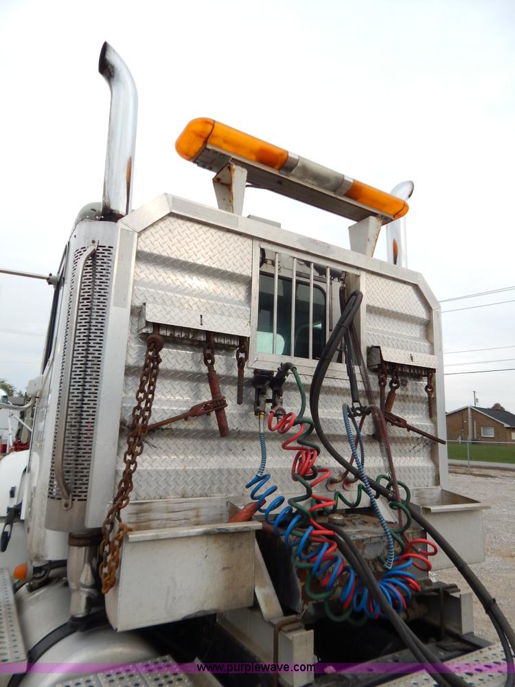 image for item B5980 2007 Freightliner Columbia semi truck