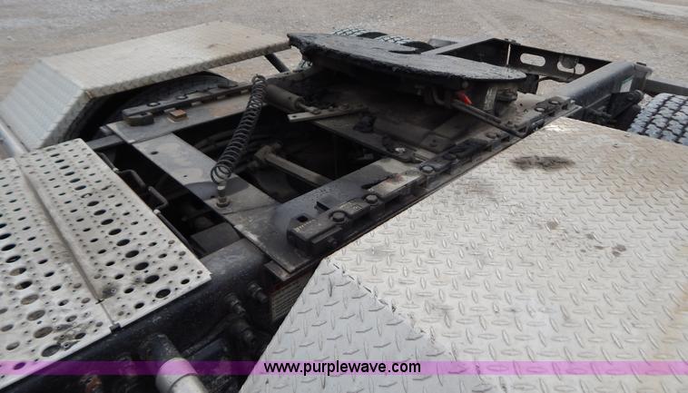 image for item B5980 2007 Freightliner Columbia semi truck