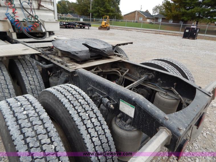 image for item B5980 2007 Freightliner Columbia semi truck