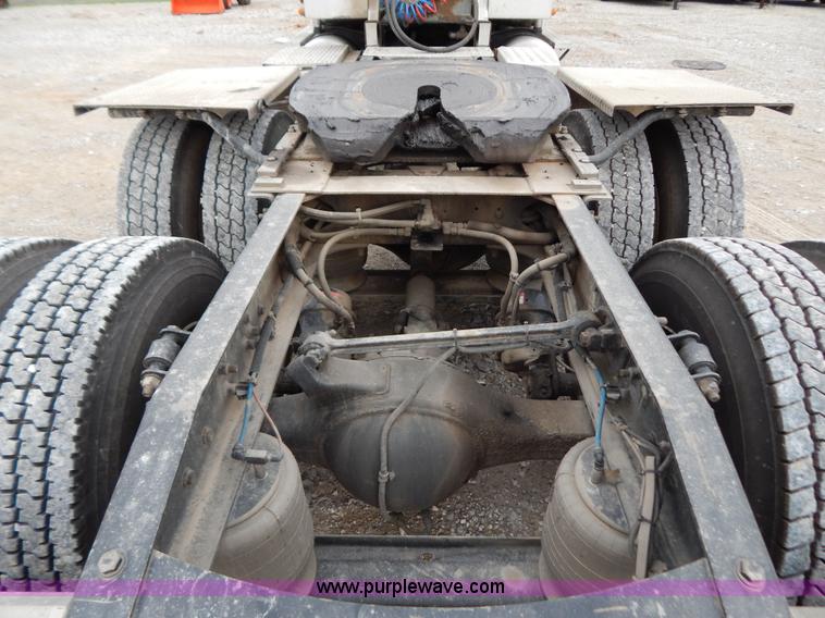 image for item B5980 2007 Freightliner Columbia semi truck