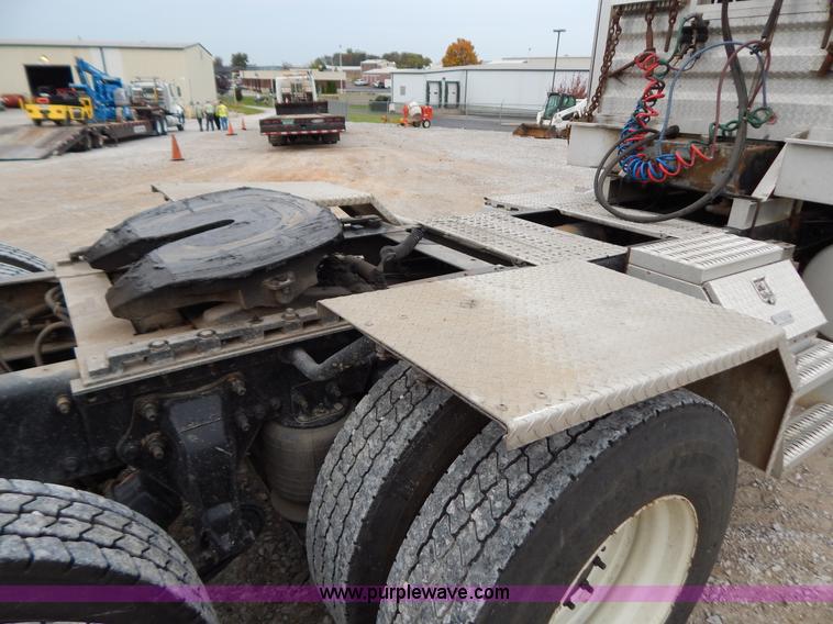 image for item B5980 2007 Freightliner Columbia semi truck