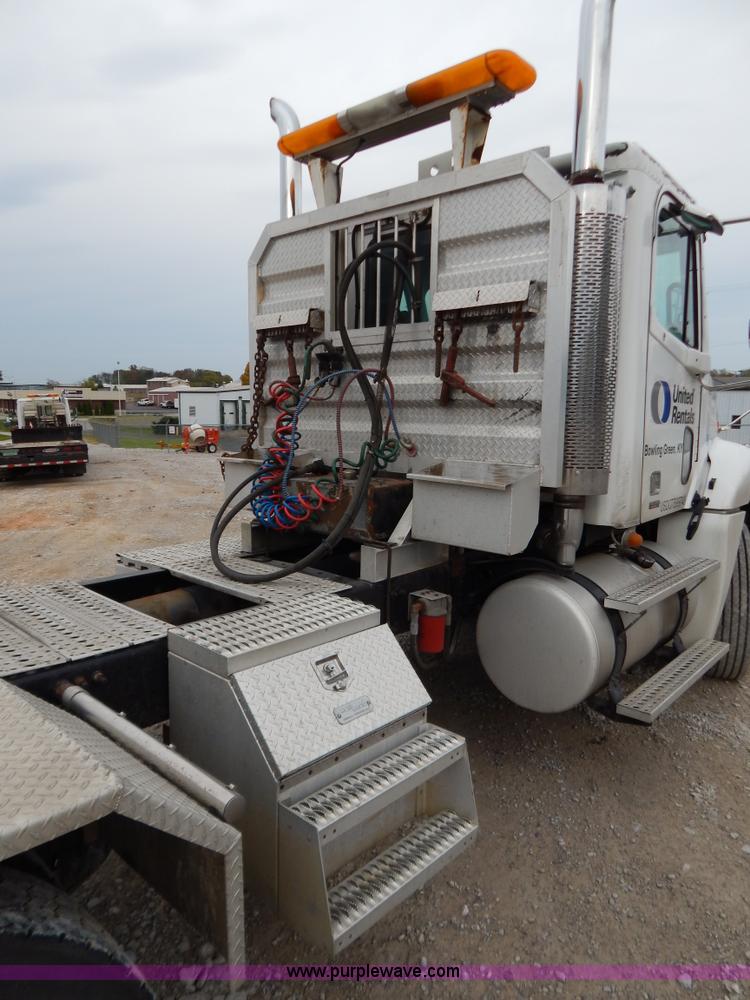 image for item B5980 2007 Freightliner Columbia semi truck