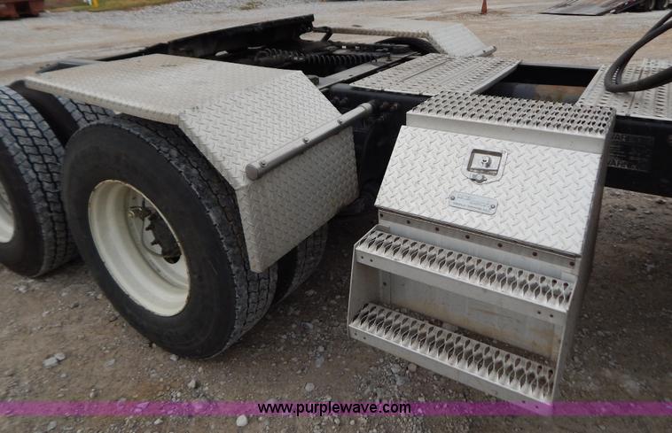 image for item B5980 2007 Freightliner Columbia semi truck