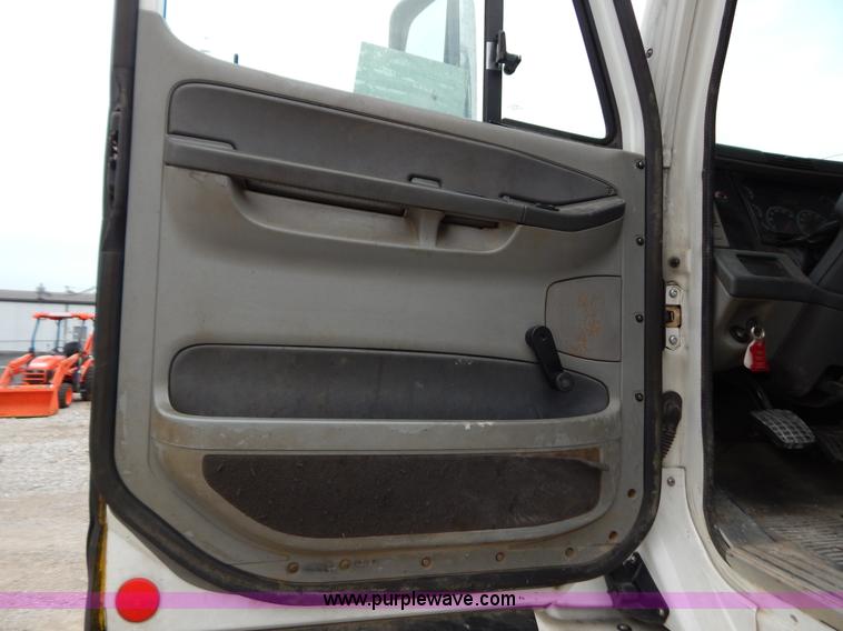 image for item B5980 2007 Freightliner Columbia semi truck