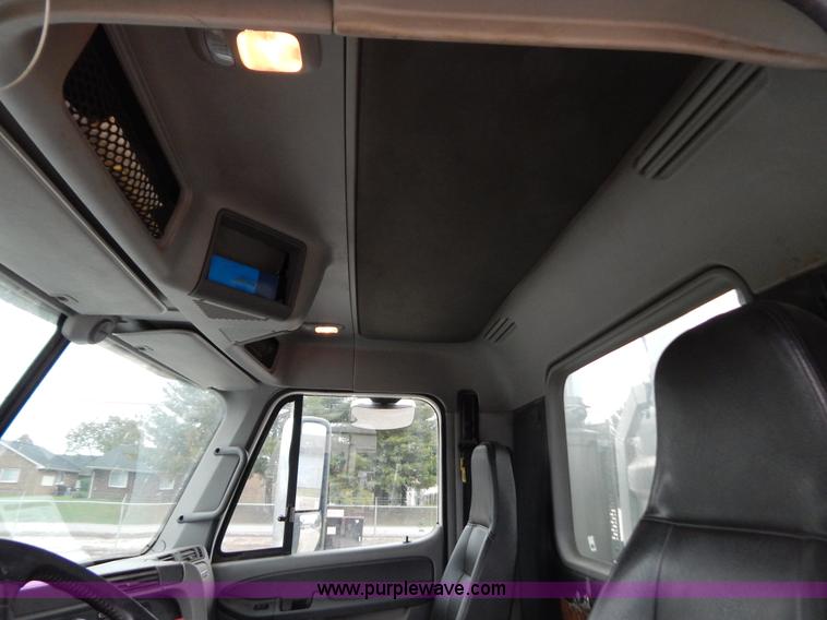 image for item B5980 2007 Freightliner Columbia semi truck