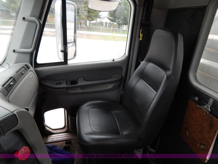 image for item B5980 2007 Freightliner Columbia semi truck