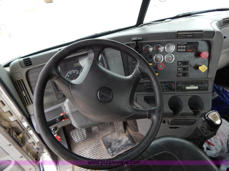 image for item B5980 2007 Freightliner Columbia semi truck