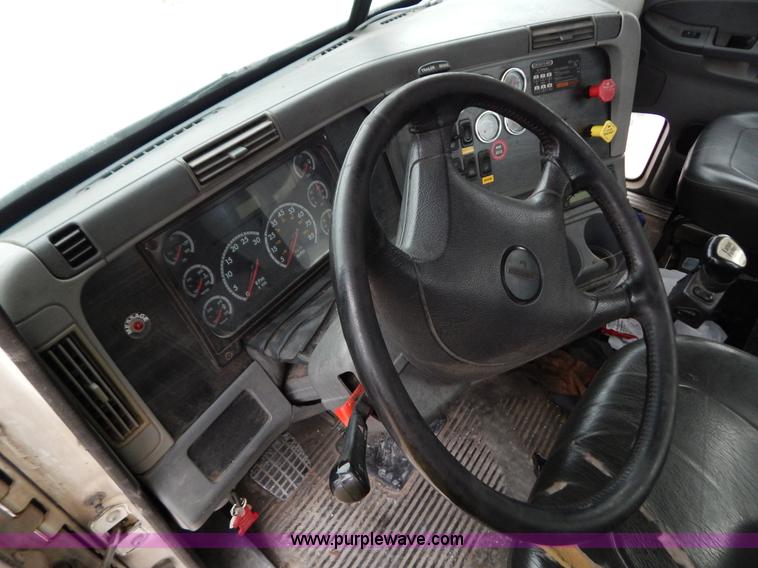 image for item B5980 2007 Freightliner Columbia semi truck