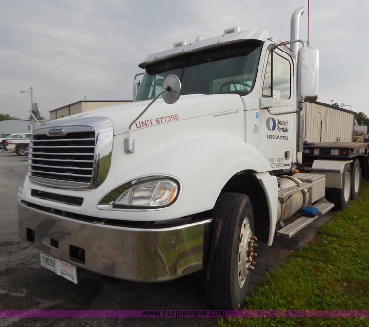 image for item B5982 2007 Freightliner Columbia semi truck
