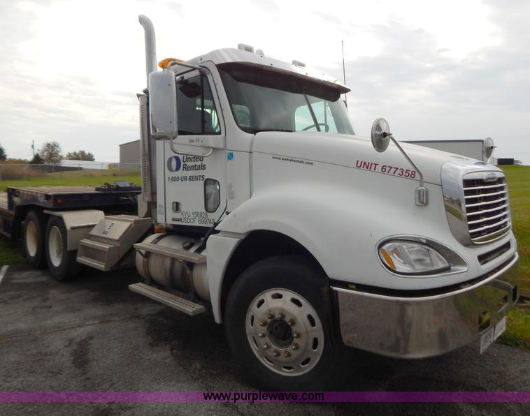 image for item B5982 2007 Freightliner Columbia semi truck