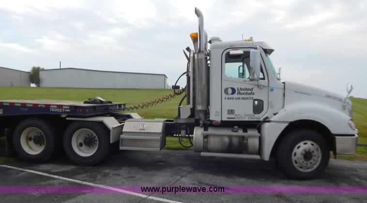 image for item B5982 2007 Freightliner Columbia semi truck