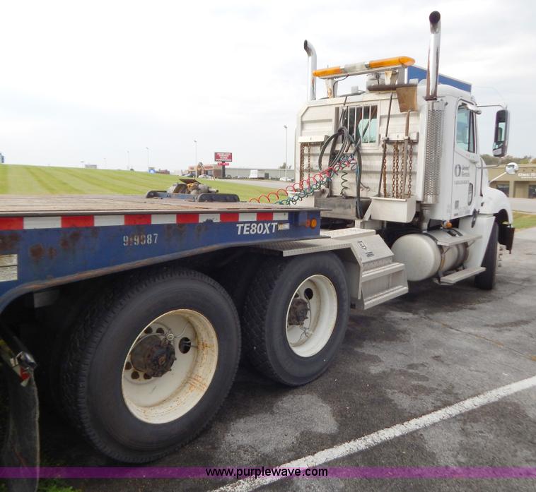 image for item B5982 2007 Freightliner Columbia semi truck