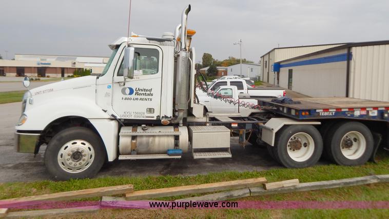 image for item B5982 2007 Freightliner Columbia semi truck