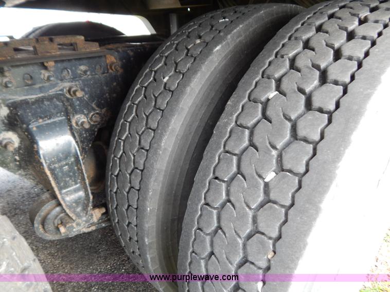 image for item B5982 2007 Freightliner Columbia semi truck