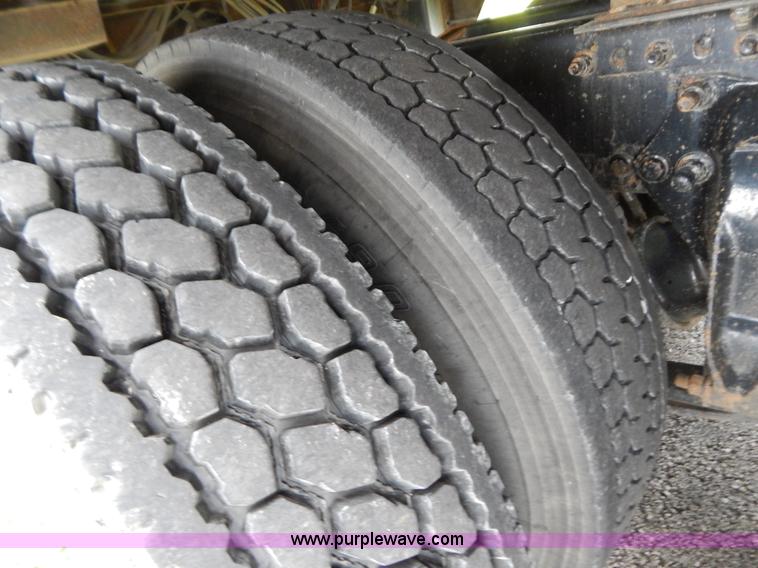 image for item B5982 2007 Freightliner Columbia semi truck