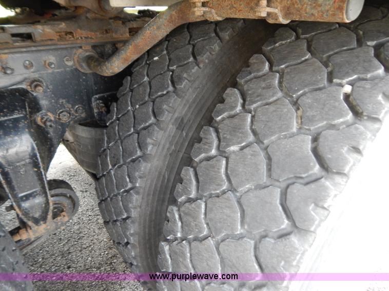 image for item B5982 2007 Freightliner Columbia semi truck