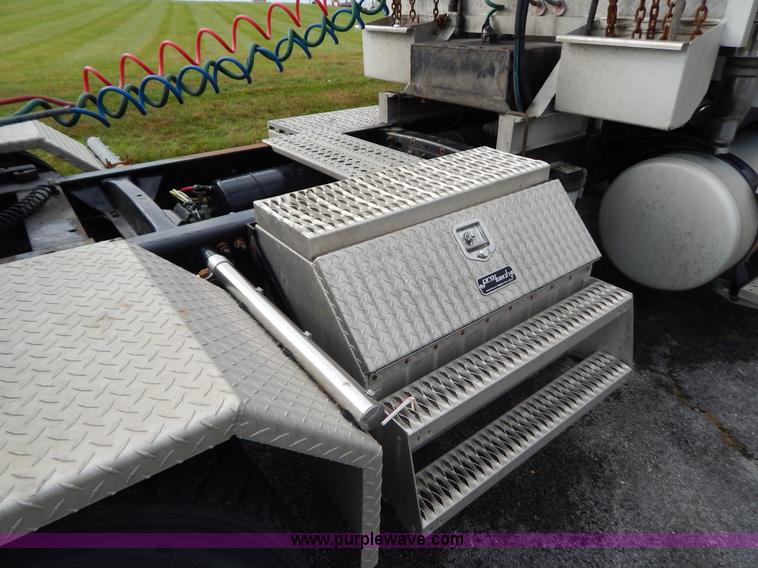 image for item B5982 2007 Freightliner Columbia semi truck