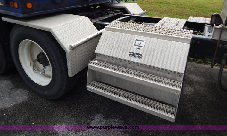 image for item B5982 2007 Freightliner Columbia semi truck