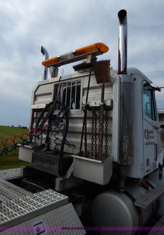 image for item B5982 2007 Freightliner Columbia semi truck